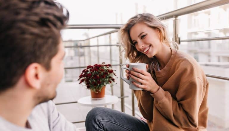 如何用甜言蜜语打动女孩：19个让她心动的说话技巧