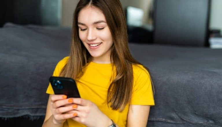 刚认识的女生该发什么短信？25个点子帮你确保她回复你